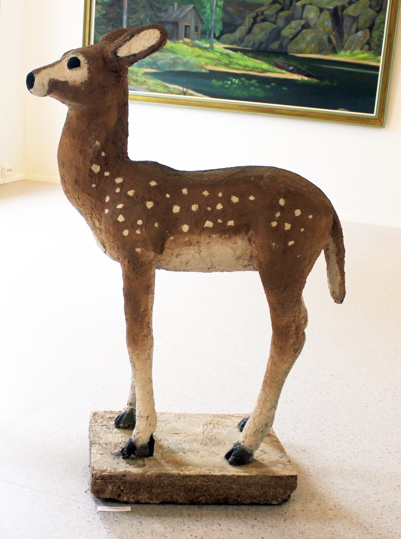 Zenjugan eläinpatsaat ovat hyvin luonnollisen oloisia. Bambi-patsaan omistaa Einar Kuni ja sen on entisöinyt Pekka Järvinen.
