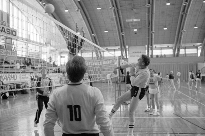 Mauno Koivisto pelaamassa lentopallon pr-turnausta Mankkaalla 25. huhtikuuta 1981. KUVA: LEHTIKUVA / JUHA JORMANAINEN