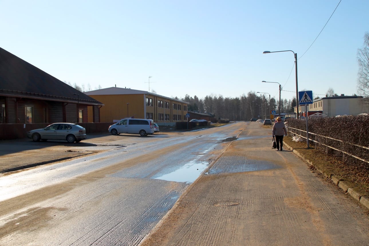 Sivakkaojassa oleva rumpu oli osittain tukkeutunut ja sulamisvedet kertyivät kohti keskustaa tiistain ja keskiviikon välisenä yönä. Puistotie ja Kurentie jouduttiin sulkemaan liikenteeltä, mutta aamulla tilanne oli jo ohi ja rumpu saatu avattua. Näkymä aamulla Puistotieltä kohti Kurentietä, vettä oli tiellä vain vähäisinä lätäkköinä.