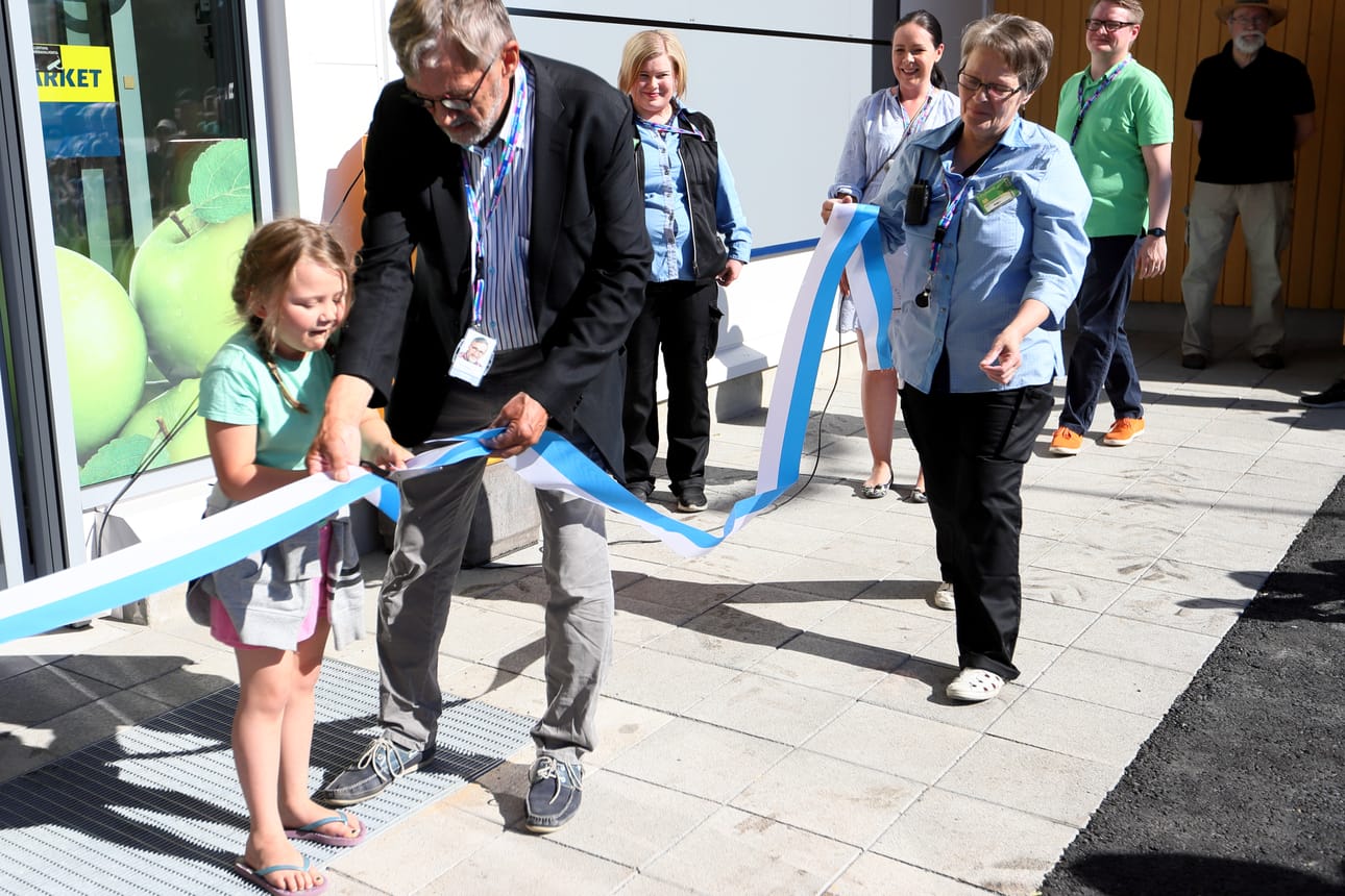 Irina Nousiainen ja Raino Peltoniemi olivat kunniatehtävissä Arinan S-marketin avajaisissa Pyhäjoella. Taustalla Riikka Herranen, Maria Ylitapio, Raili Nätkin ja Tarmo Kokkonen.