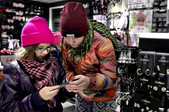 Peräseinäjokelaiset Senja ja Laura Niemi pääsivät tutkimaan hiihtolomansa alkajaisiksi millaisia korvakoruja on tarjolla Torikeskuksessa olevassa koruliikkeessä. KUVAT: HEIKKI HAKANEN