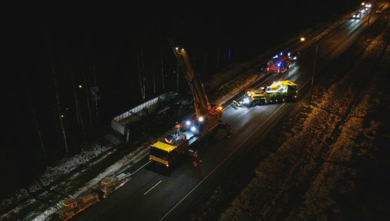 Nelostiellä lauantaina rekka ajoi ojaan liukkaasta tiestä johtuen. Lastina oli 4 kahden tonnin painoista pumppua, jotka piti nostaa Hongiston nosturilla pois ensin. Tämän jälkeen Hartikainen veti rekan oikein päin samalla kun Hongiston nosturi turvasi rekkaa nostamalla sitä metsän puoleiselta sivulta.