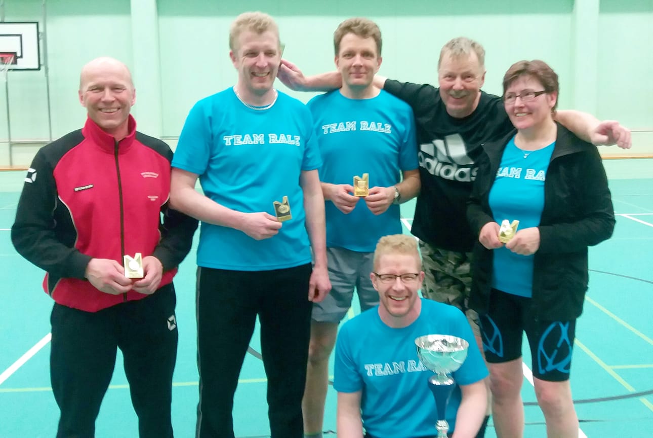 RaLe voitti lentiksen puulaakiturnauksen. Kuvassa iloiset voittajat Pentti Rantonen, Jukka Leiviskä, Mika Leiviskä, Esko Rantonen, Arja Leiviskä ja Antti Leiviskä. Kuva Sirpa Kärki