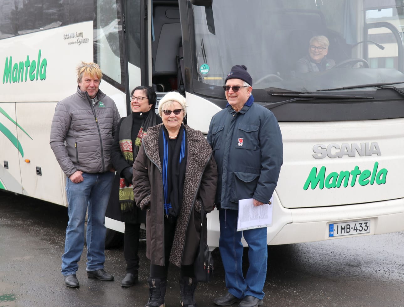 Arto Mantela (vas.) lupasi heti linja-auton neljän pitäjän kiertoajeluun. Sitten tuli korona, ja retket siirtyivät, kunnes ne tänä keväänä toteutuvat. Kuvassa myös Sylvi Hautamäki sekä oppaina ajeluilla toimivat Aira ja Jyrki Lahti. Kuvaushetkellä ratin takana oli Riitta Viitala.