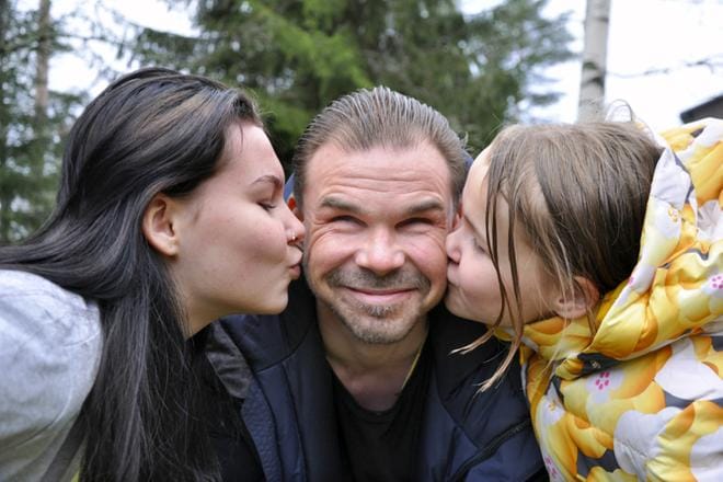 Esa Räsäsellä on läheiset välit tyttäriensä Viivin (vas.) ja Mimmun kanssa. Kun isä ei näe, lapset ovat oppineet kertomaan asioistaan. Kuvat Virpi Kupiainen-Ämmälä