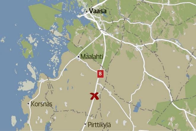 Onnettomuus sattui valtatiellä kahdeksan noin viisi kilometriä Pirttikylästä pohjoiseen päin. Grafiikka: Hannele Norja