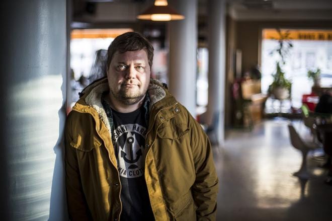 Antti Kuhan perustama Kauppayhtiö on sisustettu vintagetyyliin lähinnä 1970-luvun huonekaluilla. –Kaikki muut tykkäävät paitsi venäläiset. Heistä tämä näyttää liian köyhältä. Kuva: Jussi Leinonen