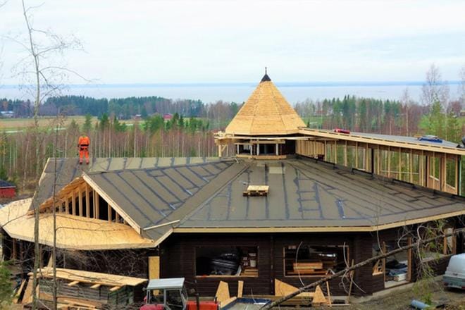 Karstulasta Lakeaharjulle siirrettyä paviljonkia urakoitiin kuntoon pitkälle syksyyn. KUVA: SIMO METSÄPELTO