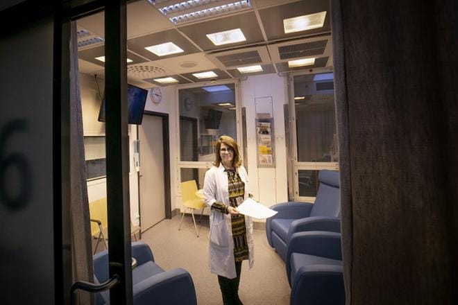 Ylilääkäri Mirja Tuomiranta esittelee Seinäjoen keskussairaalan iho- ja allergiapoliklinikan uutta päivänvalohuonetta. Se palvelee koko maakunnan potilaita. Tällä hetkellä ihosyöpäpotilaat ja vaikeaa ihosairautta sairastavat pääsevät hoitoon 1–4 viikon sisällä. Sveitsistä tilatut erikoislamput välittävät väriltään keltaista valoa, jossa ei ole lainkaan ultraviolettisäteilyä, kuten auringonvalossa. KUVAT: JAAKKO ELENIUS