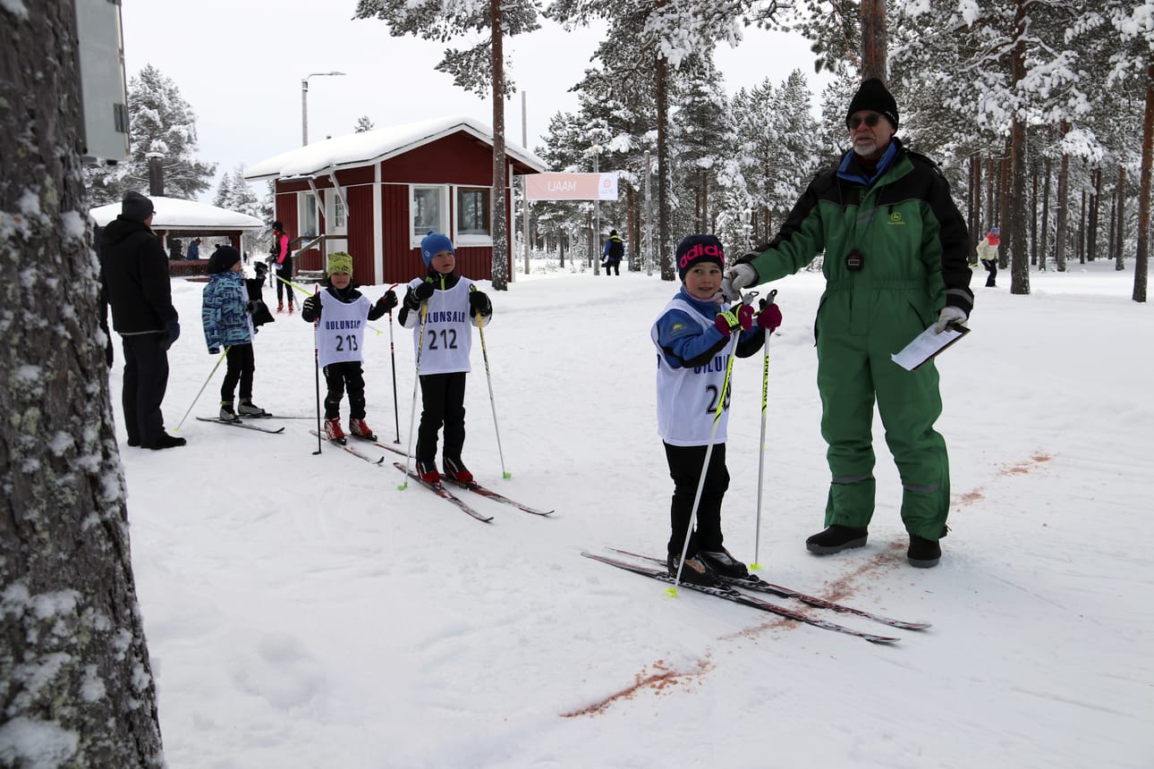 Valmiina lähtöön! Lähtöviivalla Markku Pietilä lähetti kilpailijan matkaan yksi kerrallaan.
