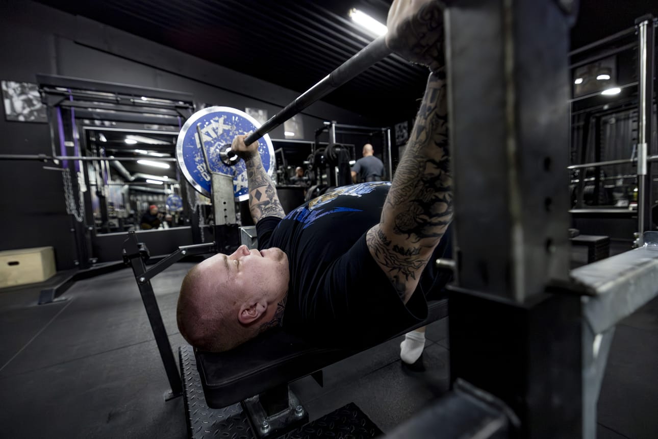 – Pidän siitä adrenaliinista, jonka oman kehon koettelu tuo, voimanostoa harrastava Julius Korpela sanoo.