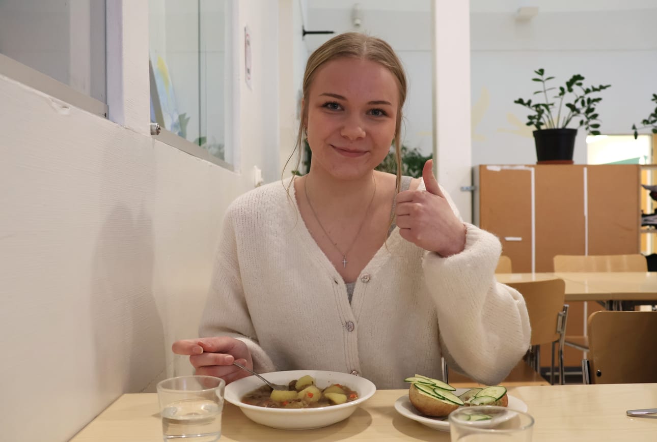 Yhdeksäsluokkalainen Aino Kirsilä piti koulussa tarjotusta hirvikeitosta Evijärvellä. Siellä vietettiin lähi- ja riistaruokapäivää 21. marraskuuta.