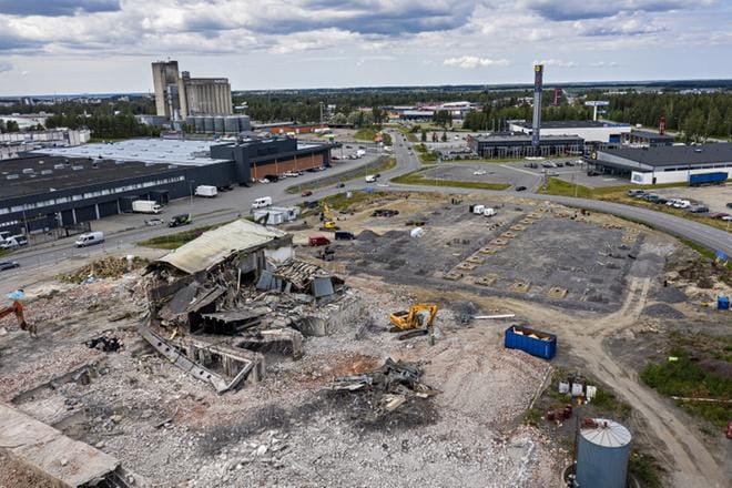 Keväällä aukeava Puuilo kohoaa syksyn ja talven aikana Tehtaantielle. Purku- ja rakennustyöt ovat olleet tontilla käynnissä jo hyvän tovin. KUVA: KARI LÖFHJELM