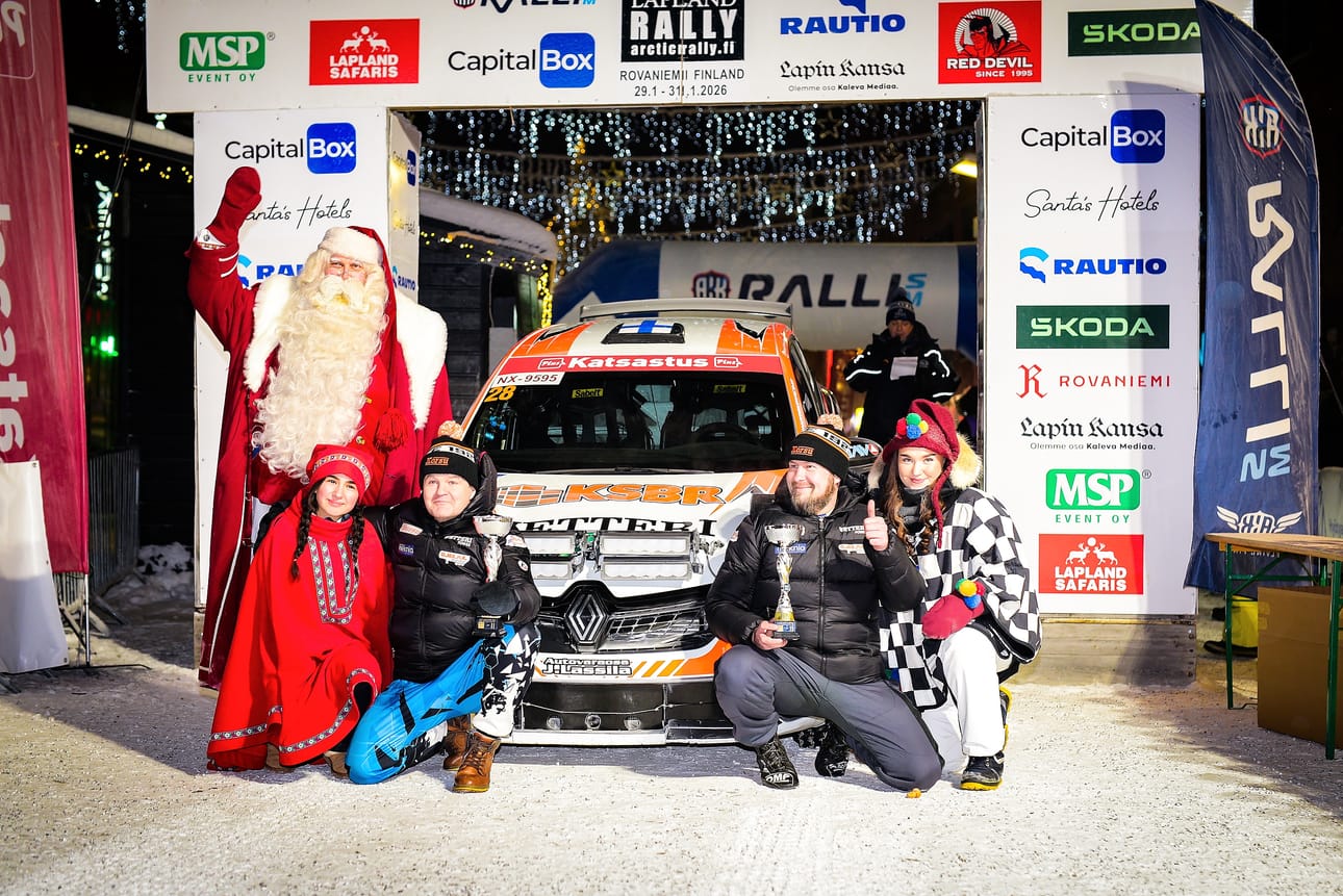 Mustatakkiset Hannu Lamminen ja Pekka Keski-Korsu sijoittuivat toiseksi Rovaniemen Arctic Lapland Rallyssa. Lamminen luki karttaa ja Keski-Korsu ajoi.