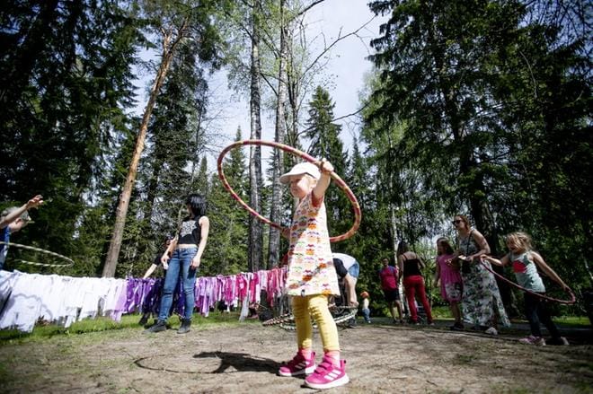 Vilda Sundstedtiltä onnistui mainiosti hulavanteen pyöritys. Hän saapui festivaaleille yhdessä äitinsä sekä naapurin ystävänsä kanssa. Kuvat: Jaakko elenius