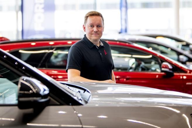 Paikallisjohtaja Petri Keisala kertoo, että autokauppa on viime vuosina lisääntynyt. Etenkin matkailuautoja on korona-aikana myyty paljon. Kuva: Jaakko Elenius