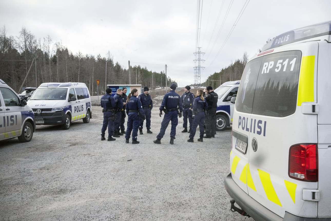 Poliisi piti tilannekatsausta parkkipaikalla.