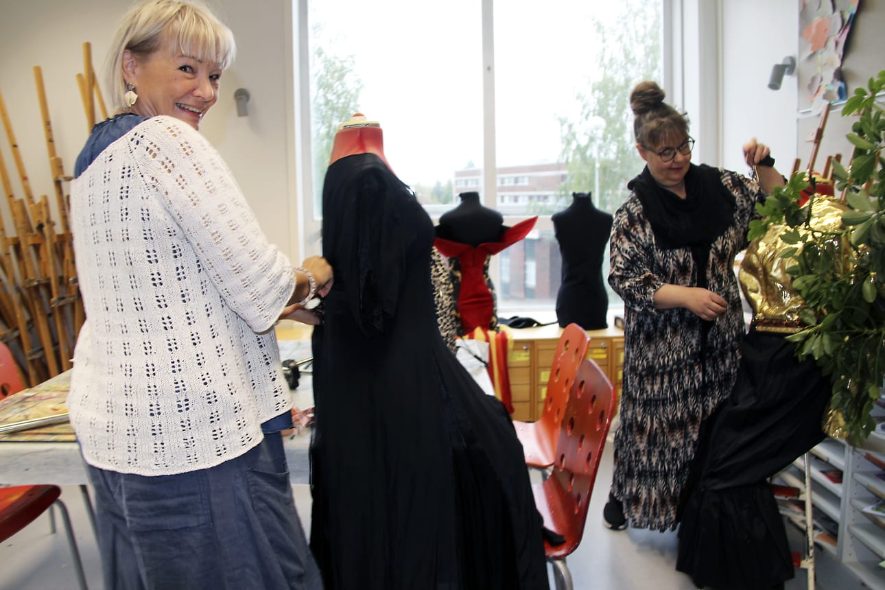 Tita Kuulasvuo (vas.) on toiminut syksyn ajan Jokihelmen opiston kädentaitojen opettajana. Rehtori Anu Hultqvist hoksauttaa, että kevätkauden kursseille ilmoittautuminen on alkanut tällä viikolla.