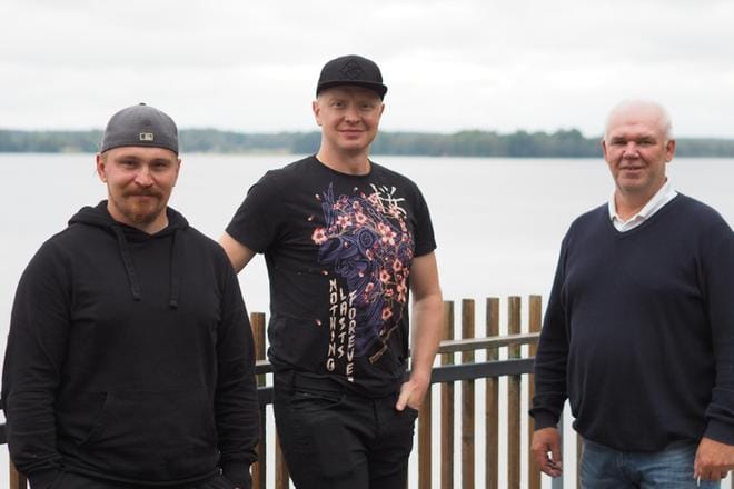 Entiset kiekkoilijat Antti Uitto (vas.) ja Lennart Petrell hakevat Kuortaneen urheiluopistolta lisäoppia Jorma Lillin vetämästä valmennuksen ammattitutkinnosta. KUVA: ANTTI VAINIO