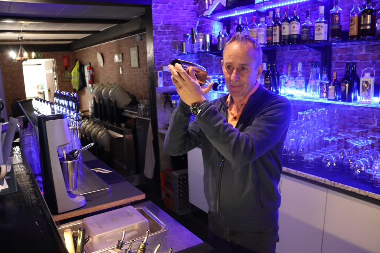 Kent Krook iloitsee siitä, että monen ikäiset asiakkaat ovat löytäneet hänen pubi-yökerhonsa Krog mistralin.