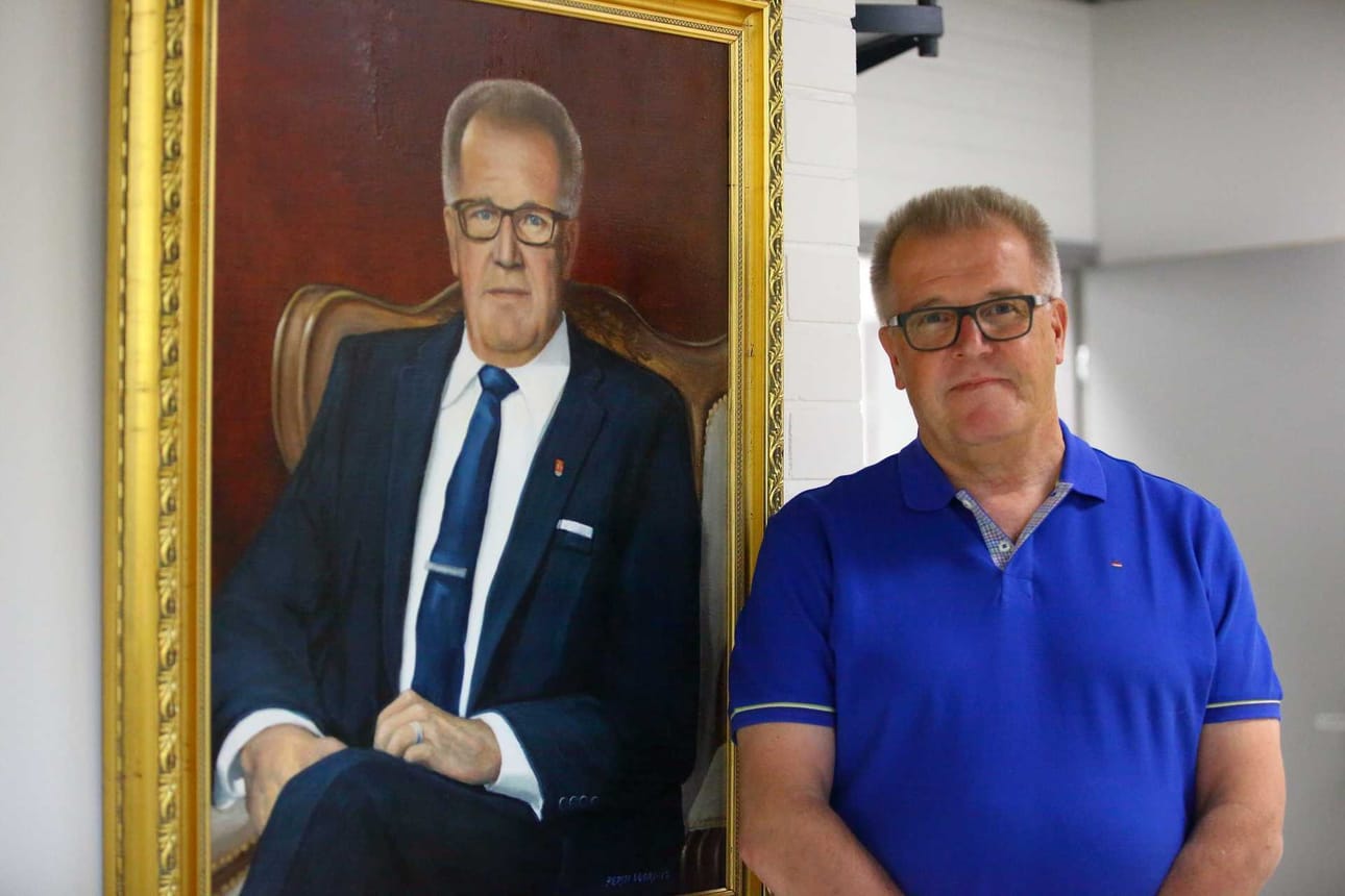 Kari Karjalaisen muotokuva julkistettiin Pekanpäivien aikaan. Pertti Vuoren teos on esillä Raahen kirjastolla elokuuhun saakka. Sen jälkeen se siirtyy Raatihuoneelle muiden kaupunginjohtajien muotokuvien seuraksi.
