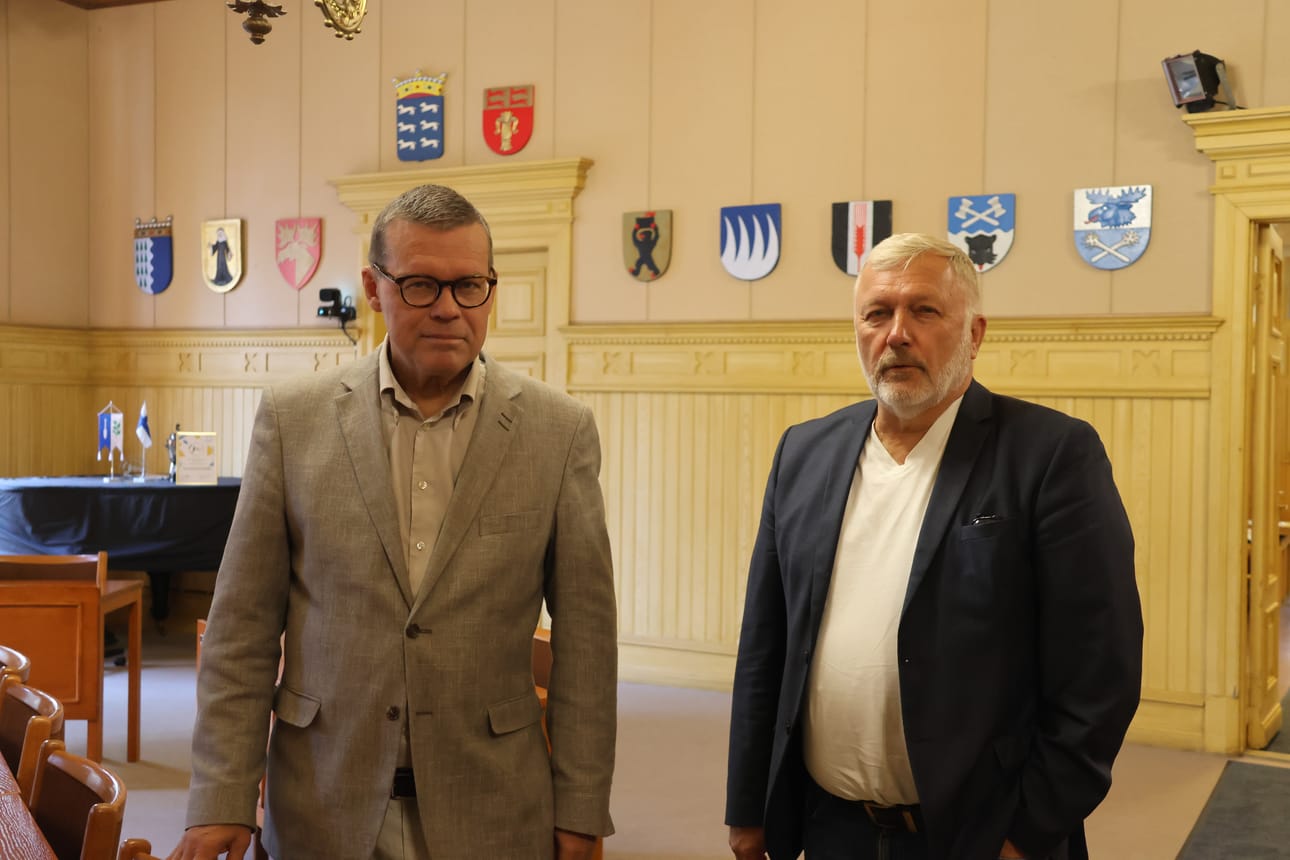 Kaskisten kaupunginjohtaja Markku Lumion (vas.) kohtalosta äänestettiin juuri päättyneessä kaupungihallituksen kokouksessa. Vieressä hallituksen puheenjohtaja Jan-Anders Lundenius. Arkistokuva.