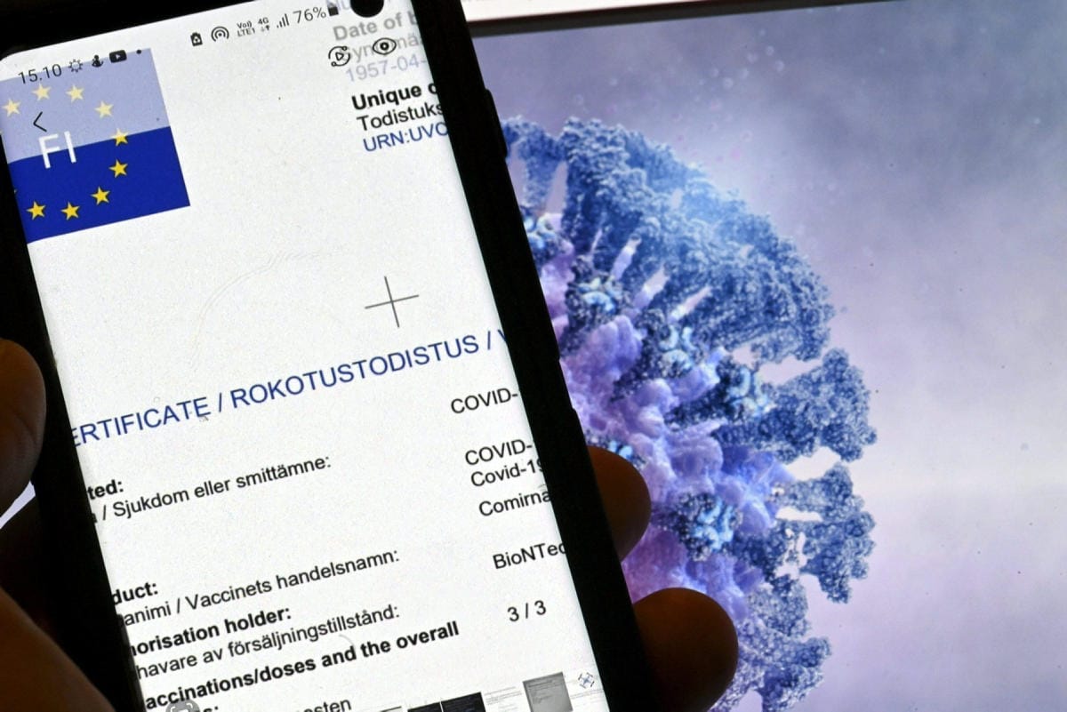 EU-komissio hyväksyi joulukuussa yhdeksän kuukauden voimassaoloajan rokotustodistukselle EU:n sisäisessä matkustamisessa. LEHTIKUVA / Jussi Nukari