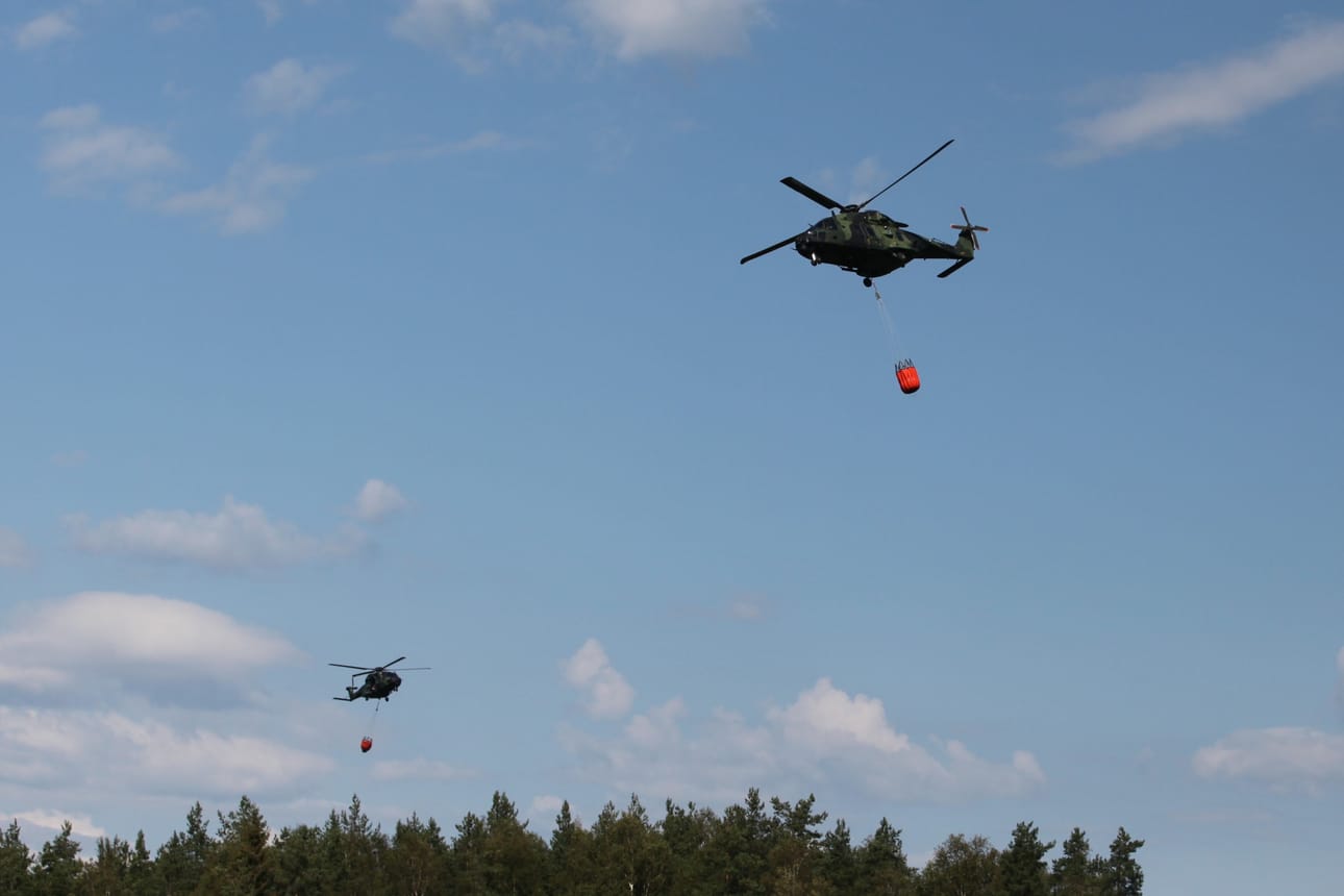 Puolustusvoimien helikopterit sammuttamassa Kalajoen valtavaa maastopaloa torstaina.