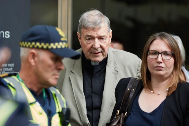 Kardinaali George Pell (keskellä) lähti Melbournen oikeussalista tiistaina. Hänet todettiin syylliseksi katedraalin kuoripoikien seksuaaliseen hyväksikäyttöön. KUVA: ERIK ANDERSON / EPA