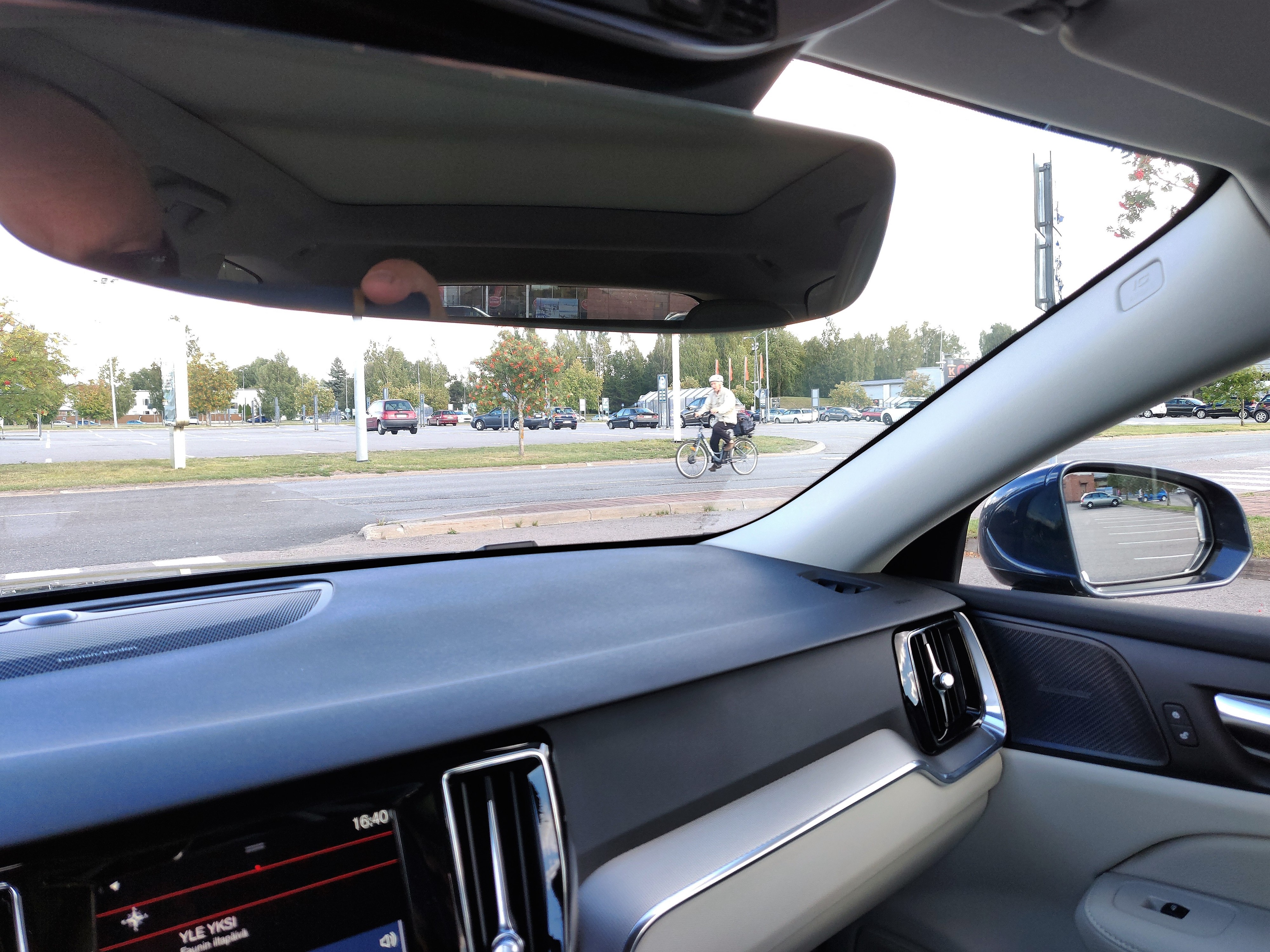 Leveä taustapeili silmien korkeudella ja paksu A-pilari sivupeileineen muodostavat katvealueen. Sen taakse katseelta piiloon jää helposti toinen auto tai muu liikkuja. Etulasin hyötykorkeus on noin 75 senttiä.