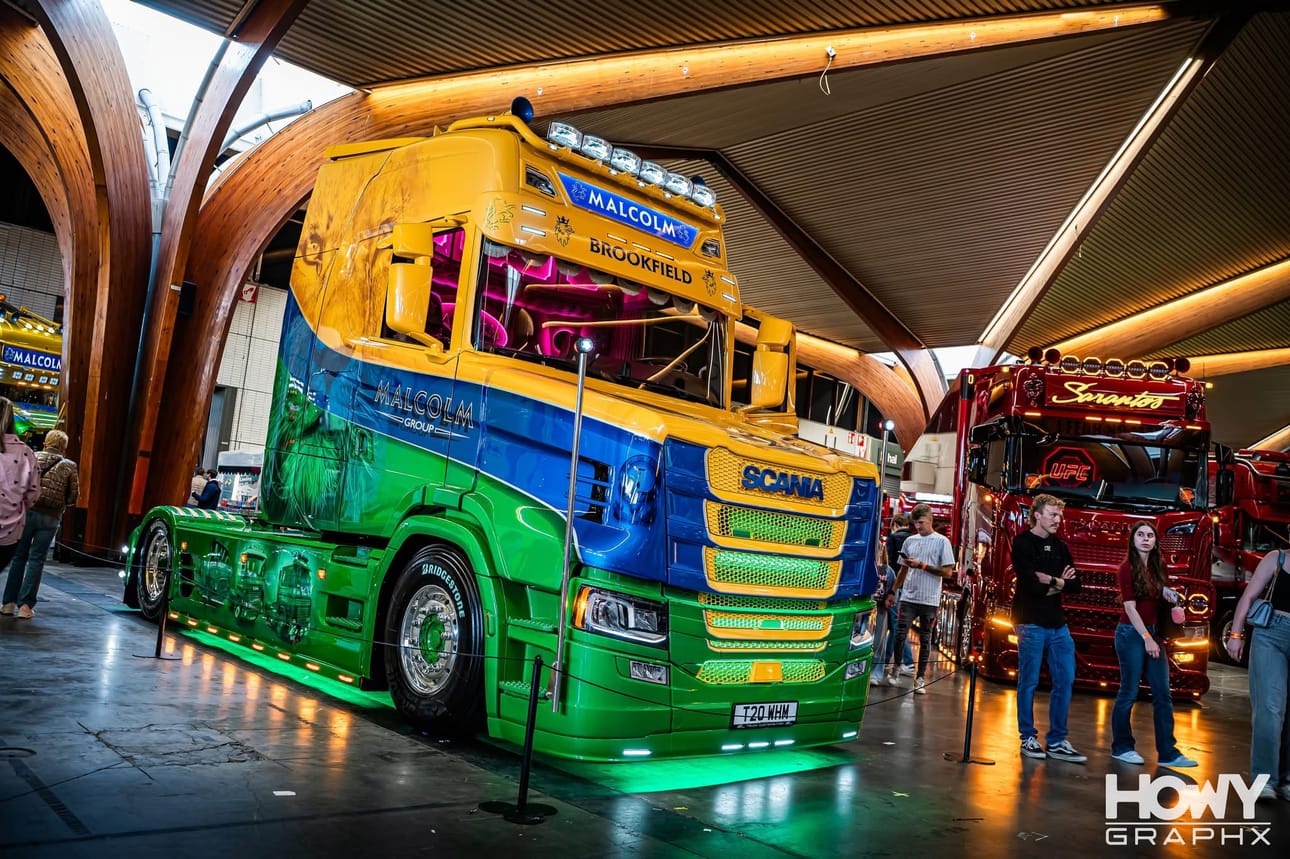 Convoyn mukana saapuvat muun muassa Ker Malcolm Skotlannista, jonka auto on nokkamallinen erikoisrakennettu Scania, jota ei saa tehdastoimituksena.