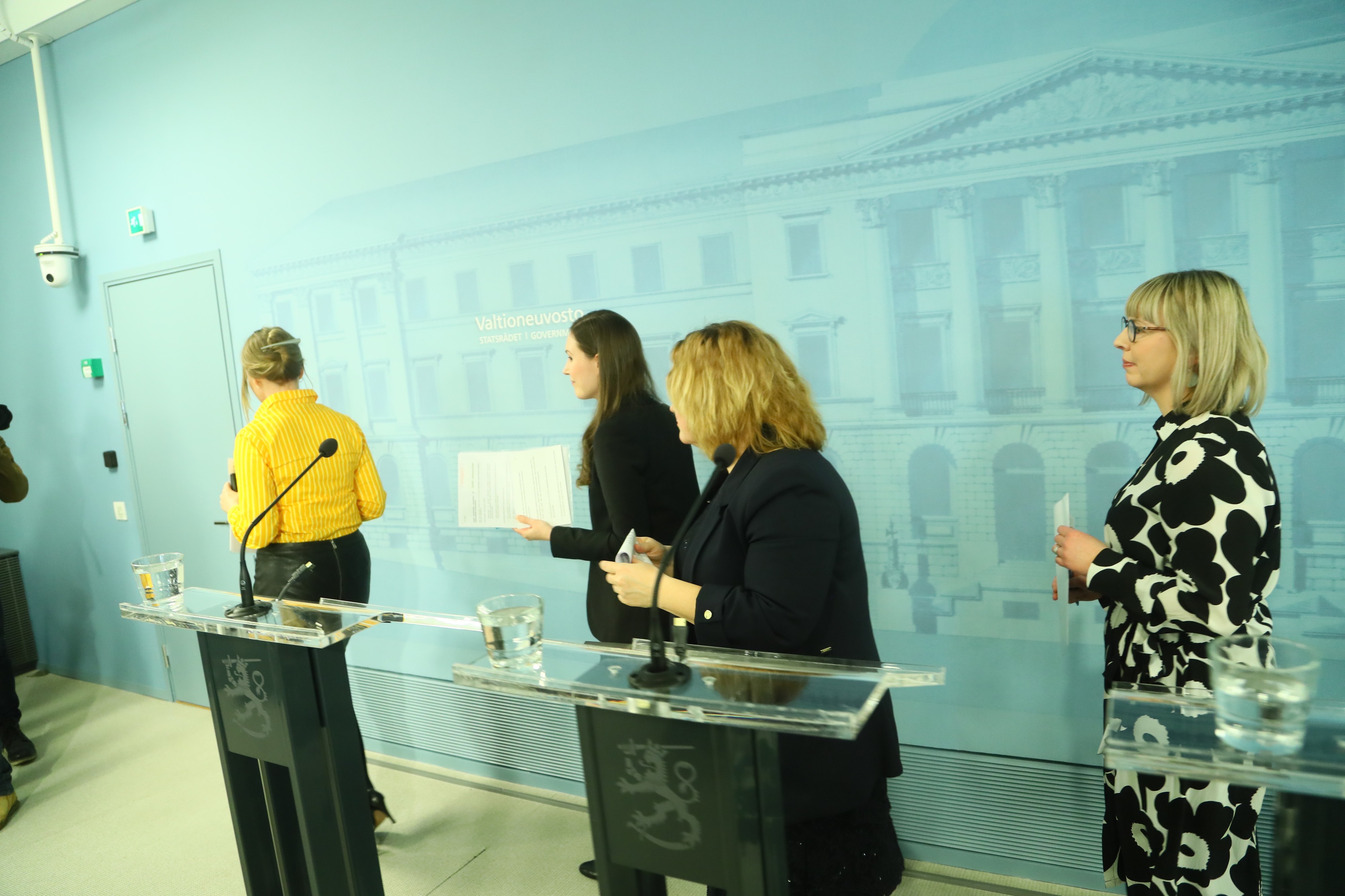 Hallitus kertoi neljän ministerin kokoonpanossa korona-valmisteluista eri tilaisuuksissa torstaina aikana. Mukana sosiaali- ja terveysministeri Aino-Kaisa Pekonen (oik.), perhe- ja peruspalveluministeri Krista Kiuru, pääministeri Sanna Marin ja valtiovarainministeri Katri Kulmuni.