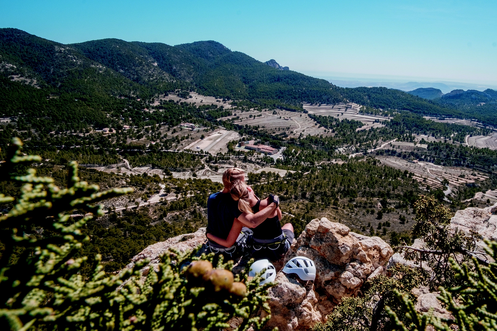 Laurin ja Niinan matkaa voi seurata heidän Instagram-tilillään Kanttiadvanture. Tämä kuva on otettu yhdeltä Via Ferrata -reitillä olevalta huipulta.