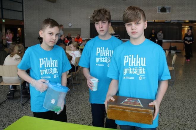 Eeli Hautala, Tuomas Aatsinki ja Topi Karjalainen olivat myyneet ETT-leipomon pöydän melkein tyhjäksi tunnissa. Vain mehua oli jäljellä. KUVAT: ANU NAHKALA