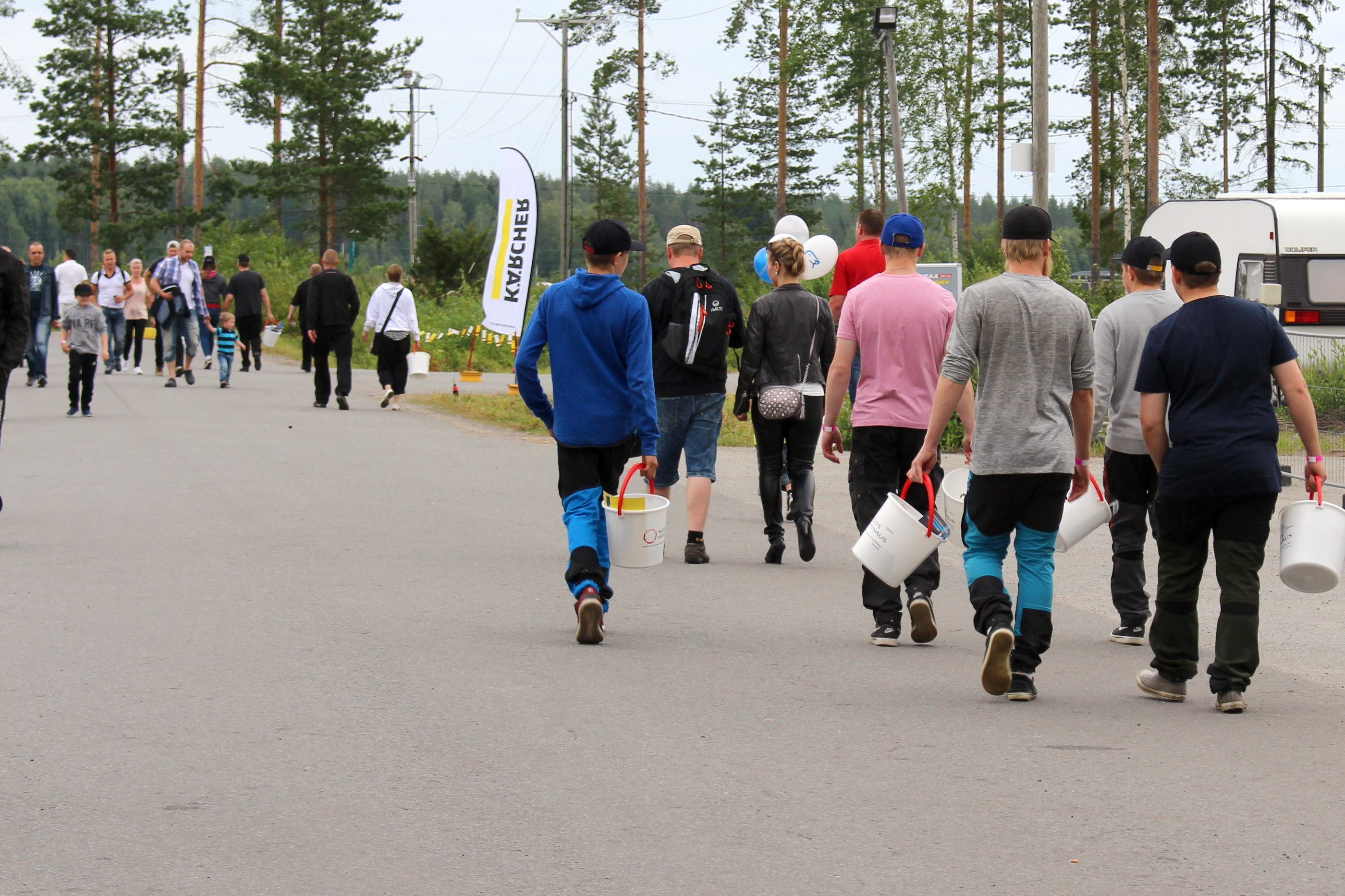 Messujen näytteilleasettajilla oli jaettavana monenlaista messumuistoa. Silmiinpistävää oli, että hinausyrityksen jakamia ämpäreitä oli lähes jokaisen käsipuolessa.