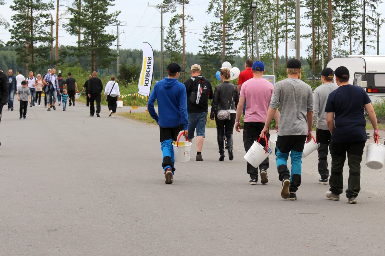 Messujen näytteilleasettajilla oli jaettavana monenlaista messumuistoa. Silmiinpistävää oli, että hinausyrityksen jakamia ämpäreitä oli lähes jokaisen käsipuolessa.