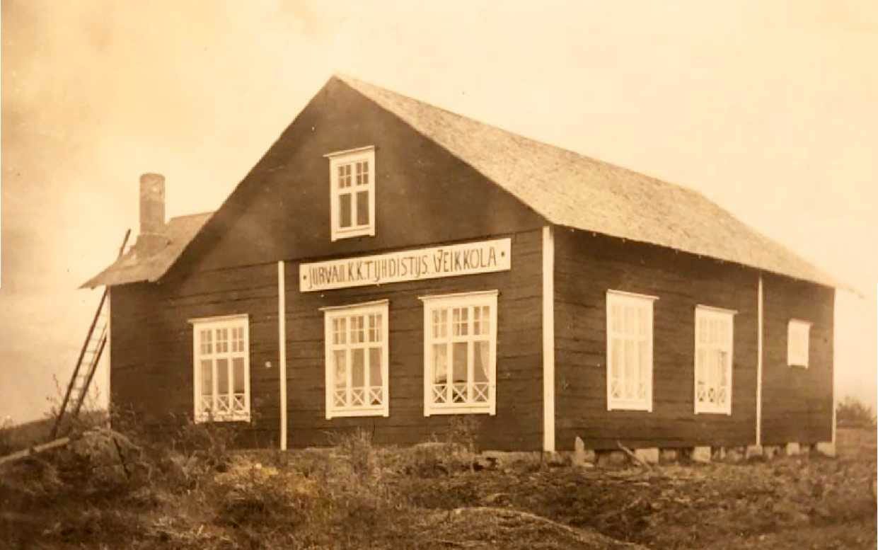 Moneen kertaan siirretty ja uudelleen rakennettu Jurvan työväentalo Veikkola toisella paikallaan Koskimäessä vuosina 1917–1950. Kuva on Sarvijoen Veikkolayhdistyksen arkistosta.