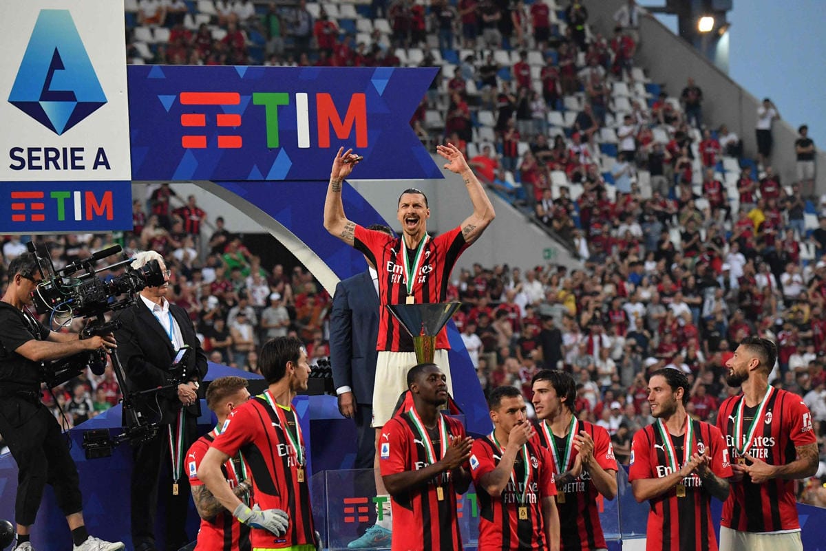 Selvitys keskittyi erityisesti viiteen suurimpaan jalkapalloliigaan, joista yksi on Italian Serie A. Kuvassa AC Milan juhlimassa mestaruutta toukokuussa. LEHTIKUVA/AFP