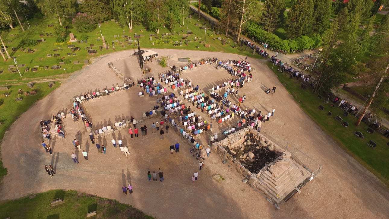 Ylivieskan kirkon raunioilla järjestettiin kesäillan hartaus keskiviikkona.