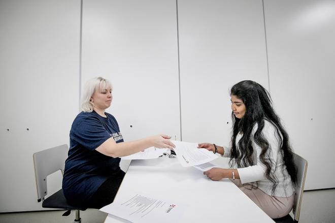 Opinto-ohjaaja Marjut Asunmaa keskustelee toisen vuoden sairaanhoitajaopiskelijan Sharon Carmelin kanssa Carmelin tulevaisuuden suunnitelmista.