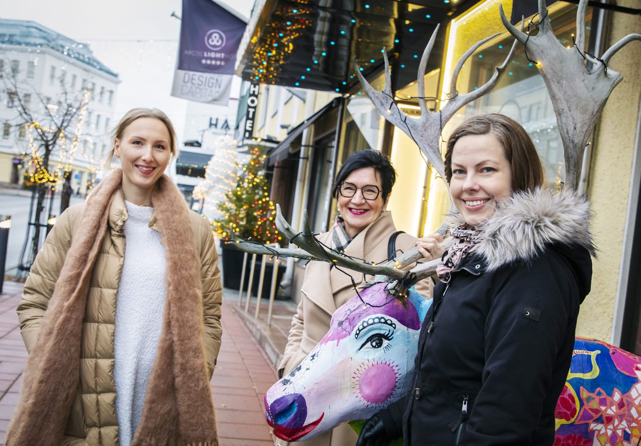 Arctic Design Week järjestetään jälleen ensi vuoden maaliskuussa. Tapahtuma on suunniteltu nyt entistä ehommaksi kokonaisuudeksi, jossa yhdistyvät sekä live- että virtuaalitapahtumat. Viikon 12 tapahtumakokonaisuuksia ideoivat Arctic Light Hotelin liiketoiminnan kehitysjohtaja Isabella Gröhn (oik.), tapahtuman tuottaja Taina Torvela Business Rovaniemestä sekä apulaistuottaja Niina Oinas (tmi Silhaus).