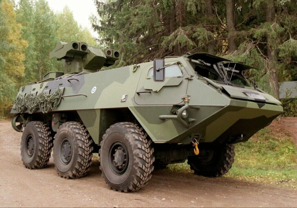Puolustusvoimilla on käytössä panssaroituja Pasi-miehistönkuljetusvaunuja.