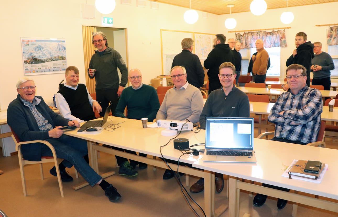 Suviseurojen 2024 järjestelyistä vastaavia oli kertomassa tapahtumasta Pudasjärven lentäjänmajalla viime viikolla. Kuvassa päätoimikunnan varapuheenjohtaja Jukka Lehto, järjestelyosaston pj. Vesa Turpeinen, turvallisuuspäällikkö Markus Aho, huolto-osaston pj. Jyrki Kemppainen, päätoimikunnan puheenjohtaja Pekka Kantola, viestiliikennetoimikunnan pj. Marko Pitkänen ja kenttätoimikunnan pj. Matti Törmänen.