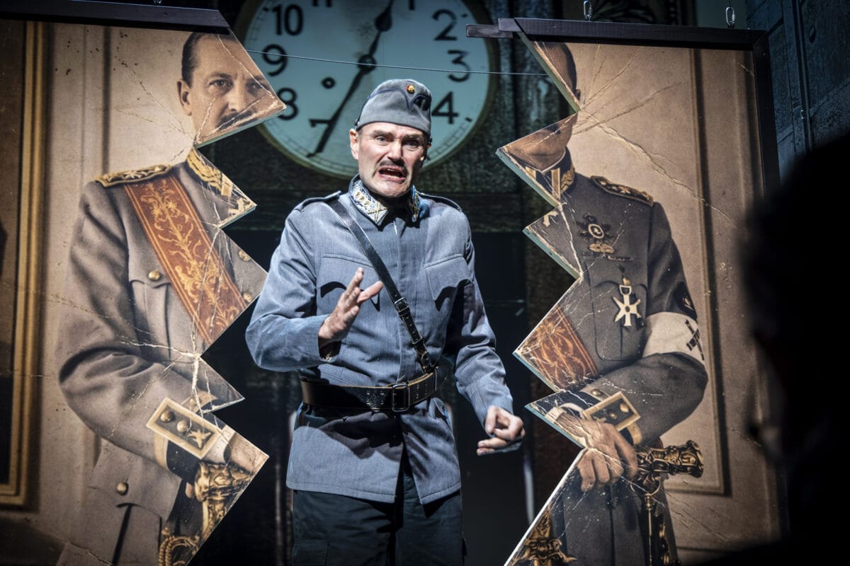 Seinäjoen kaupunginteatterin Jääkärin morsian ei kumartele kuvia. Kovinta kyytiä saa Mannerheim, jota näyttelee Jukka Puronlahti.