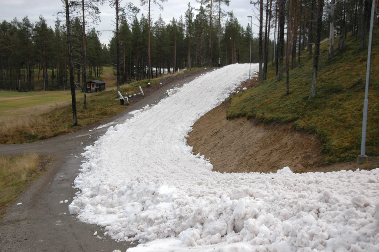 Muuten maa on vielä sula Petäjäkankaalla, mutta valkoinen latupohja erottuu hyvin maisemasta.