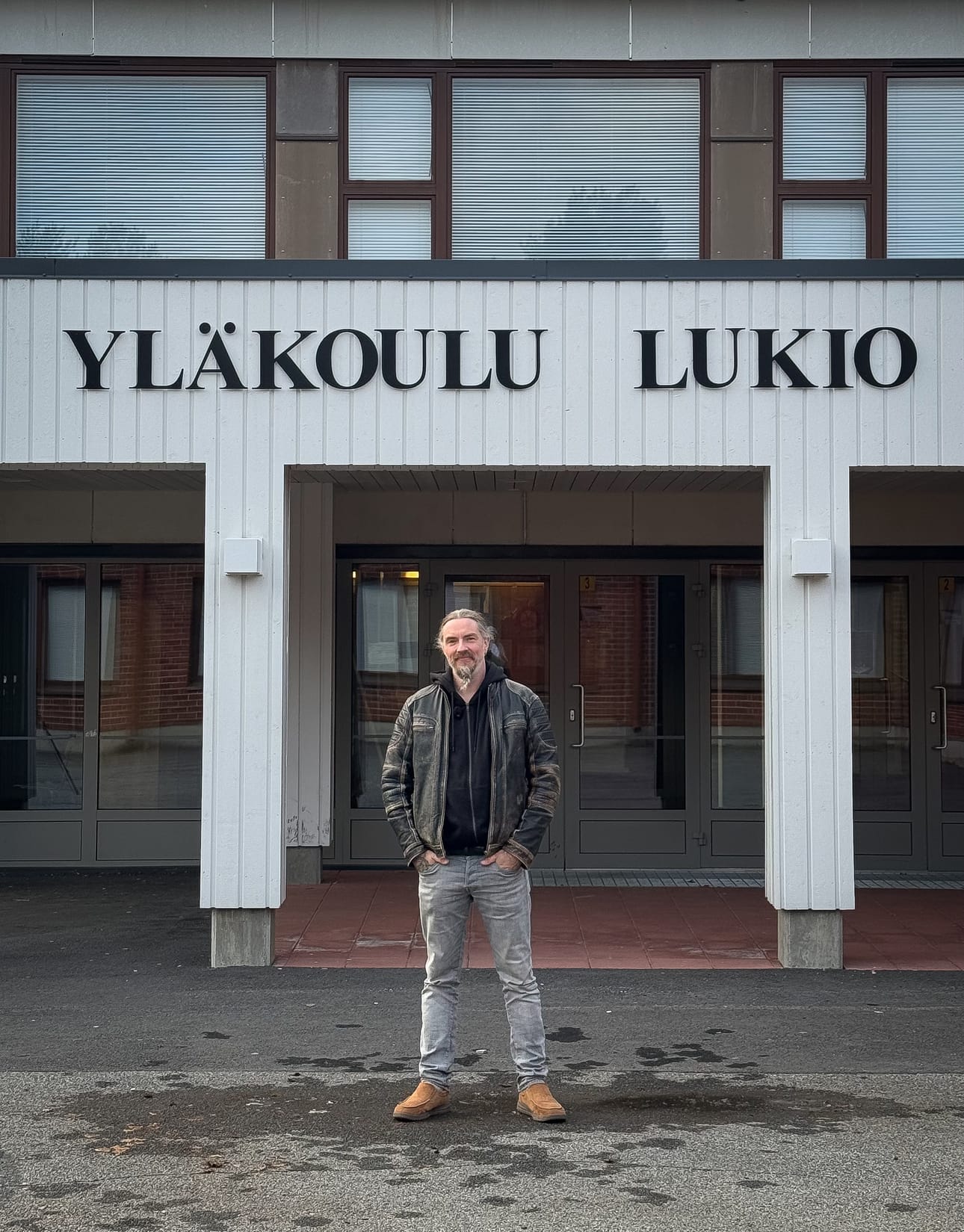 Matti Oksa palasi kuin palasikin Taivalkoskelle. Kuvassa hän poseerasi Taivalkosken yläkoulun pihalla alkuviikosta.