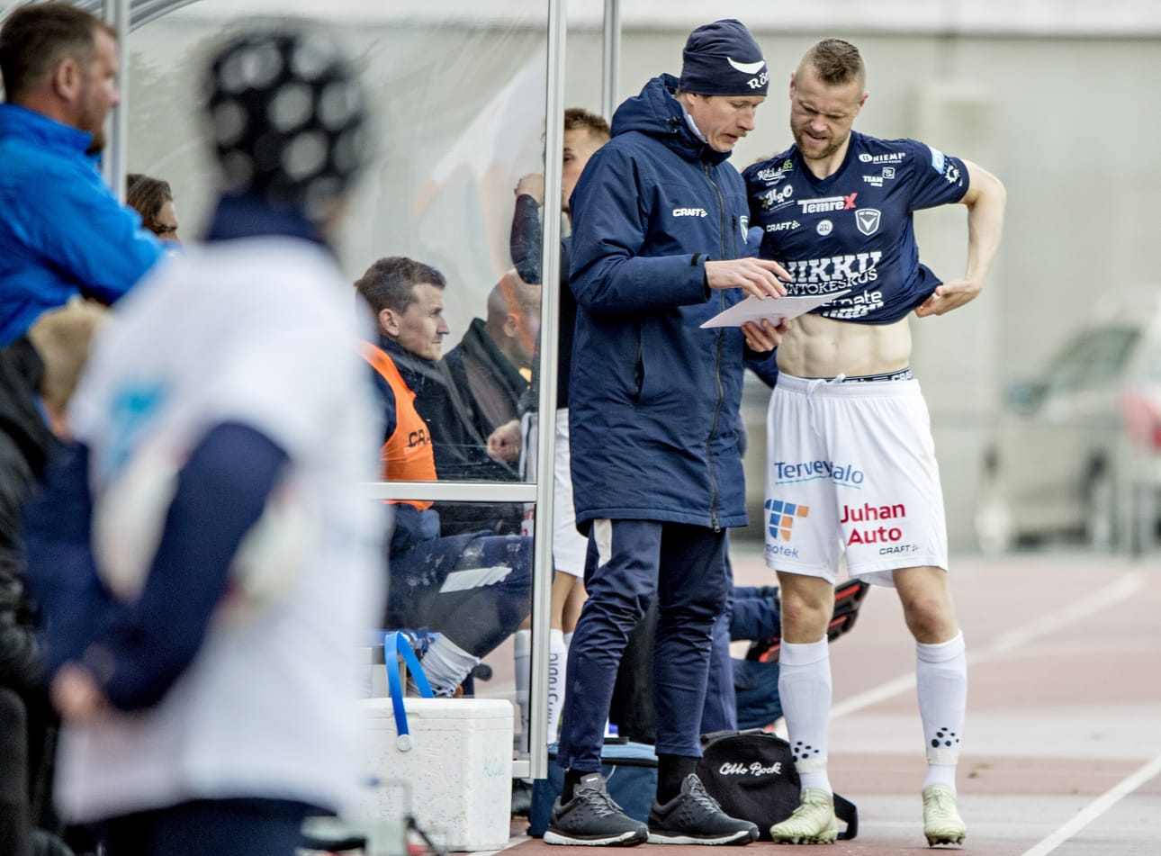 AC Oulun Juho Mäkelä (oik.) sai apuvalmentaja Marko Kurikalta viimeiset ohjeet ennen menoaan kentälle.