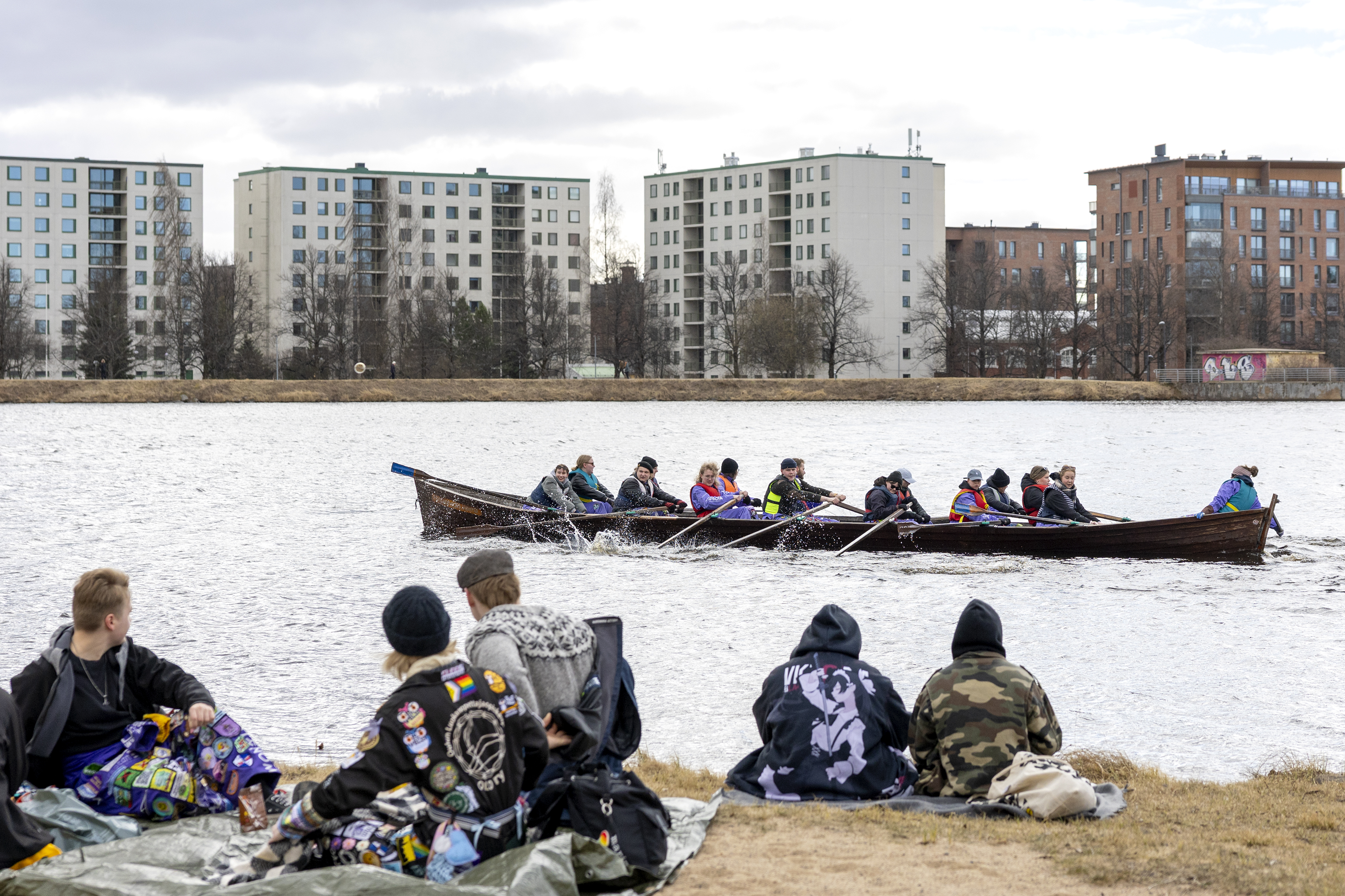 Kirkkovenesoudut keräsivät 600 juhlijaa Tuiraan – "Viimeinen opiskelijavappu, annan kaikkeni"