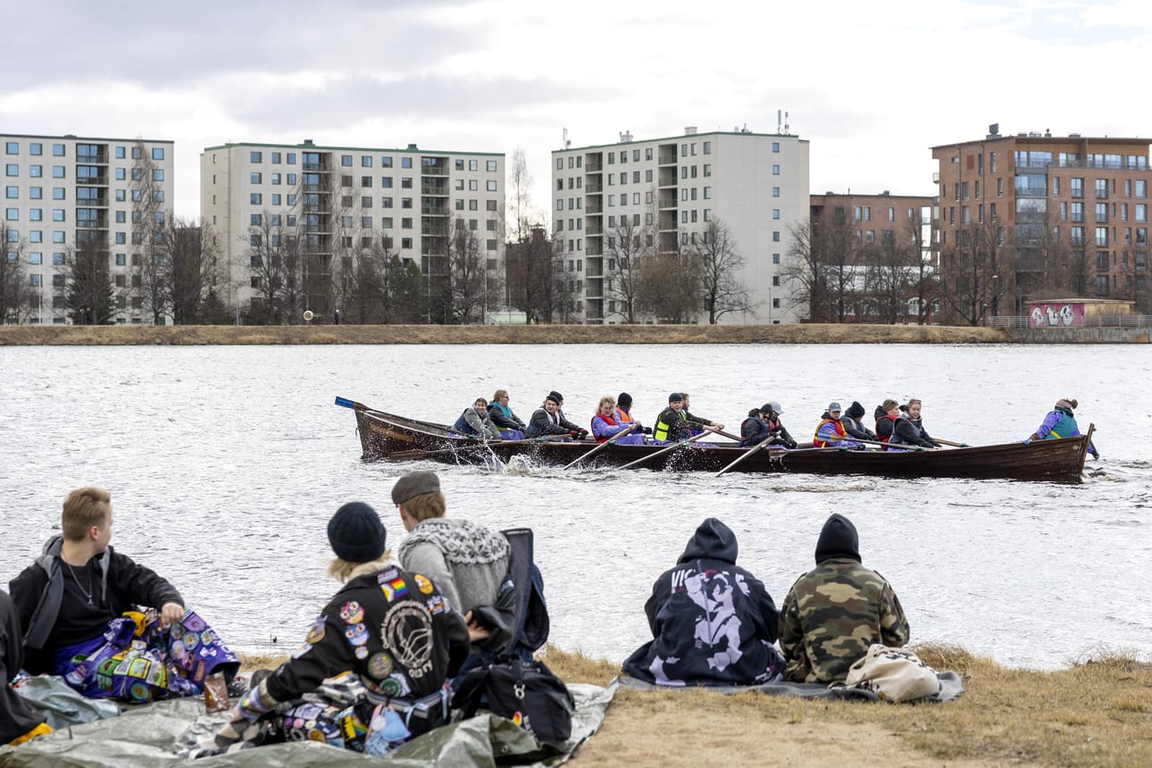 Oulun yliopiston Prosessikillan kirkkovenesoudut vetivät satoja opiskelijoita Tuiran uimarannalle sunnuntaina.