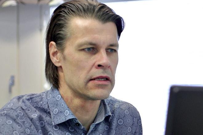 Kärjen koulun rehtori ja Seinäjoen kaupunginhallituksen puheenjohtaja Pasi Kivisaari kertoo, että koulujen haasteet ovat myös päättäjien tiedossa. KUVA: HEIKKI HAKANEN